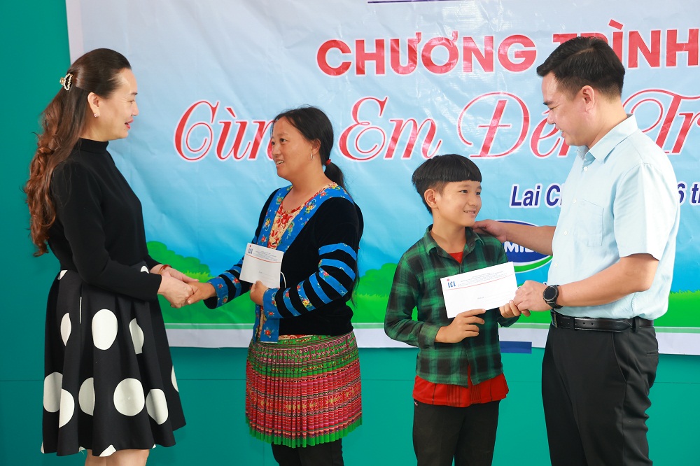 Đại diện Trường đào tạo, Vinamilk và các học viên lớp tập huấn cùng đến thăm, tặng quà cho các em nhỏ có hoàn cảnh khó khăn, học tập tốt tại xã Trung Chải, huyện Nậm Nhùn, tỉnh Lai Châu - Ảnh: Vinamilk