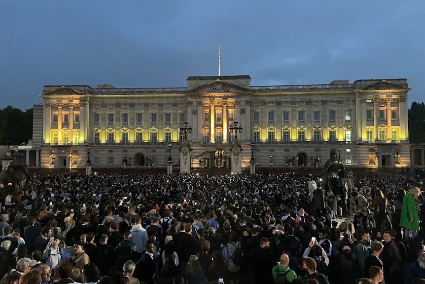 Khi màn đêm buông xuống, một đám đông khổng lồ tập trung trước Cung điện Buckingham