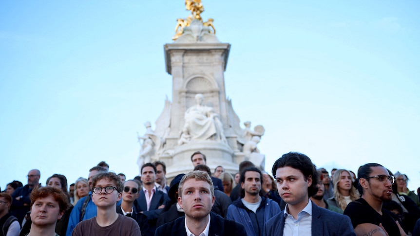 Một đám đông tụ tập bên ngoài Cung điện Buckingham trước khi tin tức về cái chết của Nữ hoàng được công bố