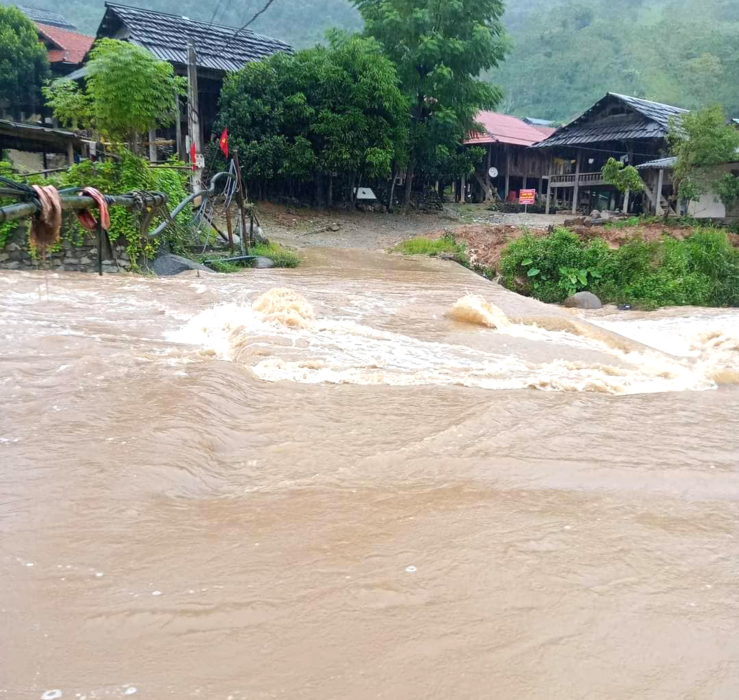 Nhiều bản làng ở vùng cao Nghệ An bị chia cắt do nước lũ dâng cao
