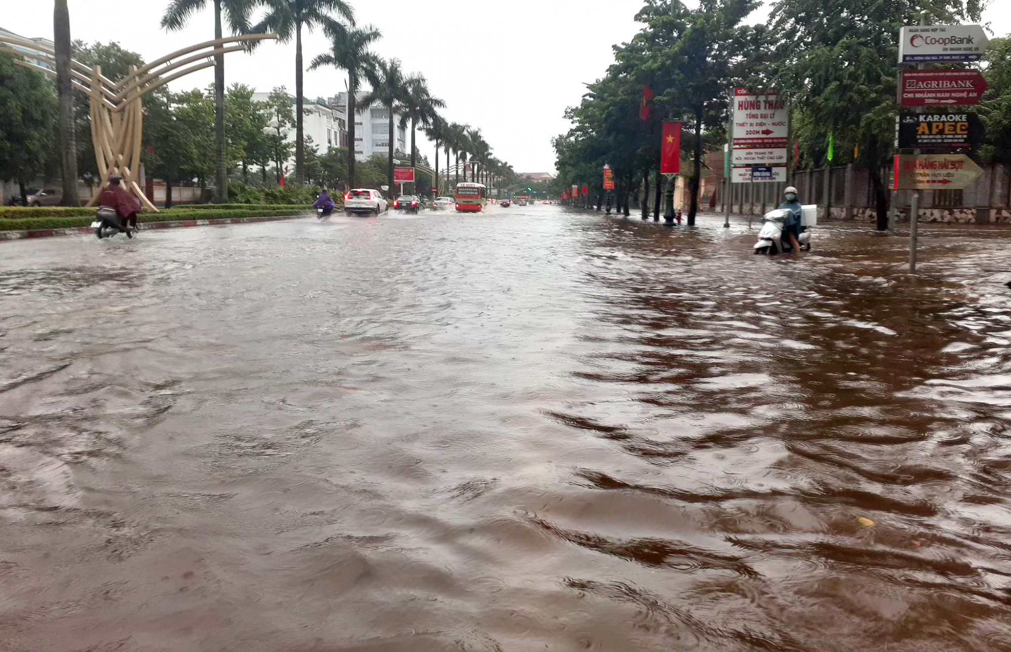 Nhiều tuyến đường lớn ở thành phố Vinh bị ngập sâu do mưa lớn