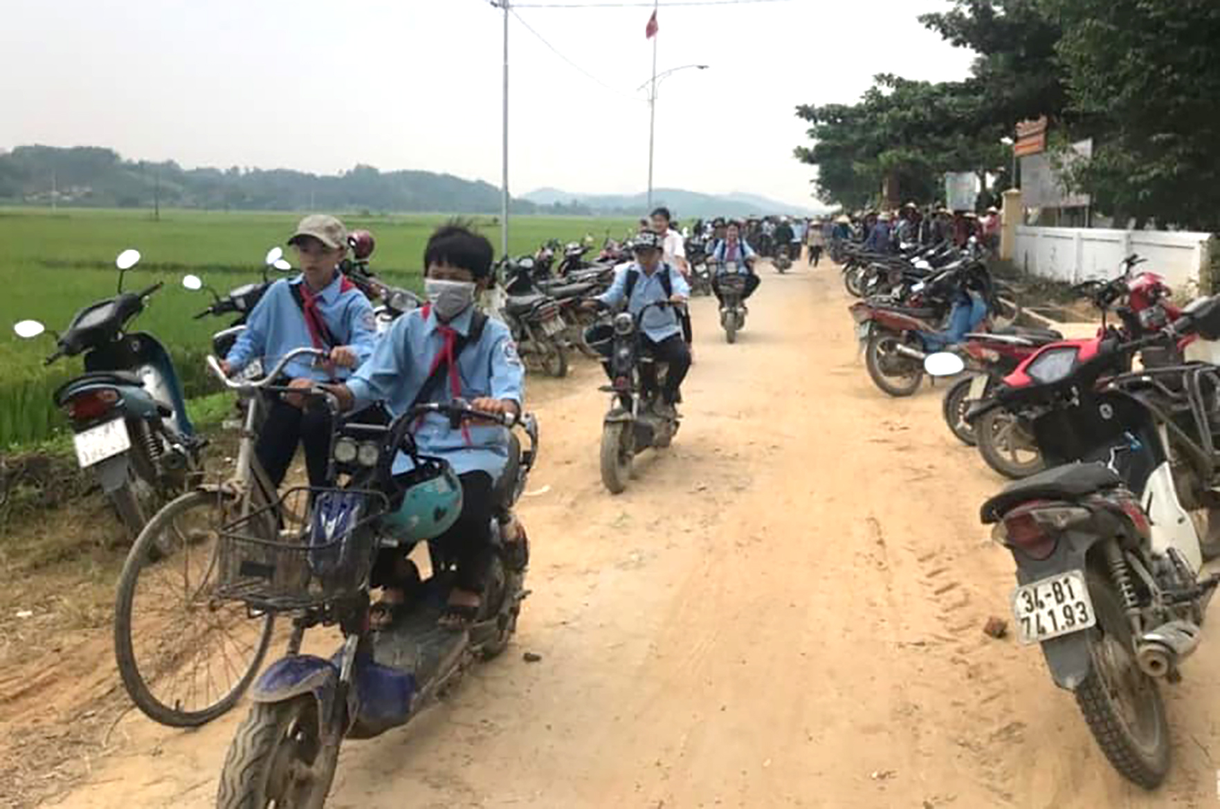 Dù đã vào học bốn ngày, song đến nay hàng trăm học sinh THCS ở xã Lạng Sơn vẫn chưa đến trường học