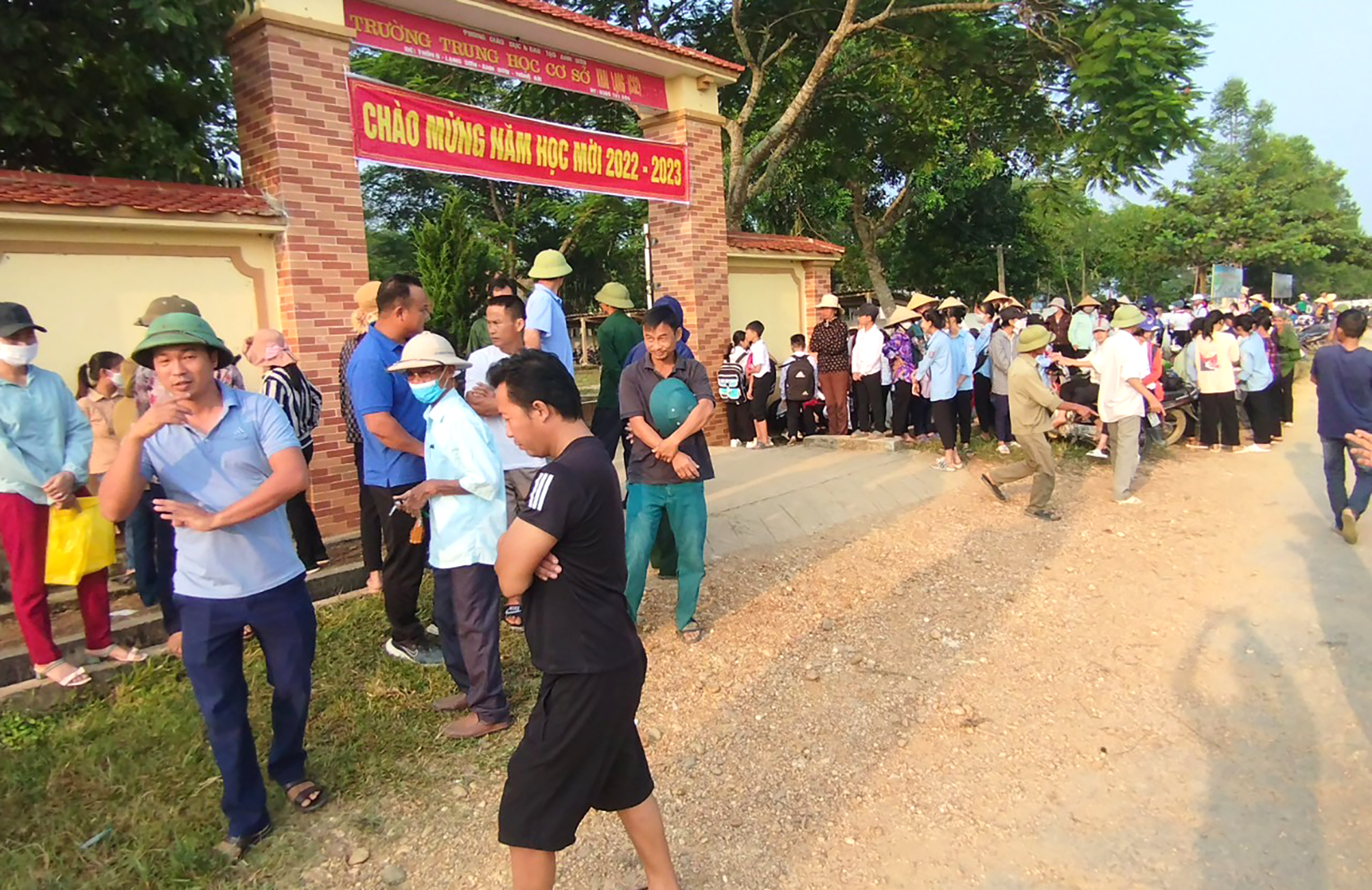 Phụ huynh tập trung trước cổng trường phản đối kế hoạch sáp nhập trường THCS Khai Lạng