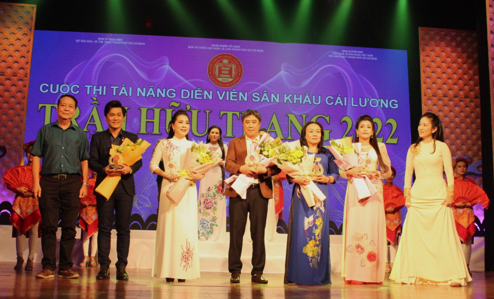 Ban Tổ chức cuộc thi tặng hoa cho 5 thí sinh dự thi đầu tiên là: Nguyễn Văn Khởi, Trần Thị Thu Vân, Phan Thành Đông, Dương Thị Kim Phụng và Nguyễn Thị Hàn Ni.
