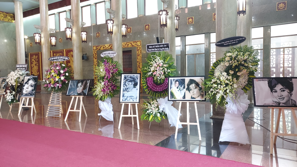 Hoa và những bức ảnh về thời xuân sắc của Người đẹp Bình Dương tại lễ tang.