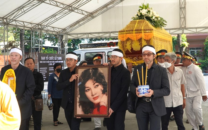 Cả 4 người con trai ở nước ngoài của nữ minh tinh Thẩm Thúy Hằng đã kịp về lo đám tang cho mẹ.