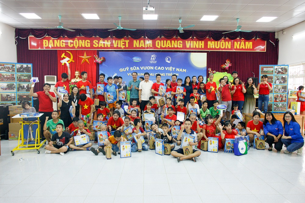 Các em nhỏ tại Trung tâm phục hồi chức năng Việt - Hàn đã có một buổi vui Trung thu ấm áp và rộn ràng cùng Quỹ sữa Vươn cao Việt Nam và Vinamilk - Ảnh: Vinamilk