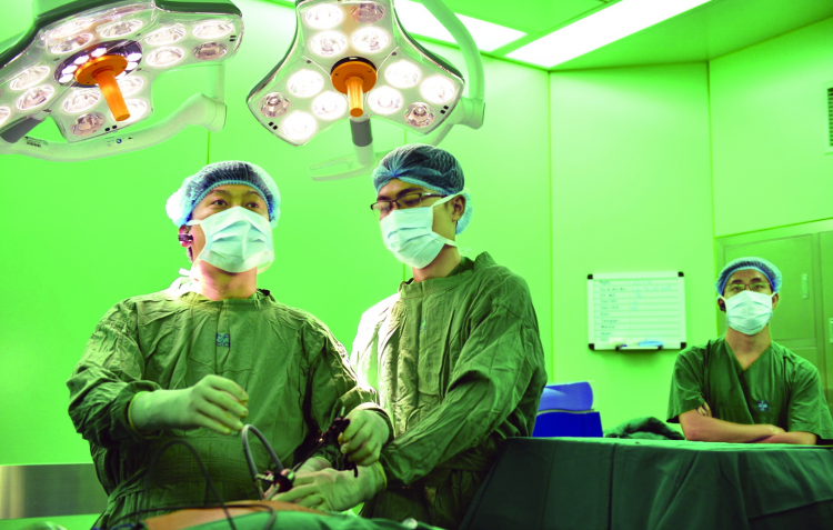 Tiến sĩ - bác sĩ Võ Duy Long đang phẫu thuật cho một trường hợp ung thư dạ dày giai đoạn muộn - Ảnh: T.A.
