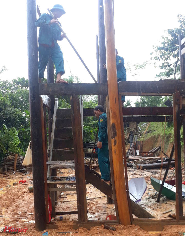 Lực lượng chức năng xã Bảo Nam hỗ trợ người dân tháo dỡ nhà trước nguy cơ sạt lở