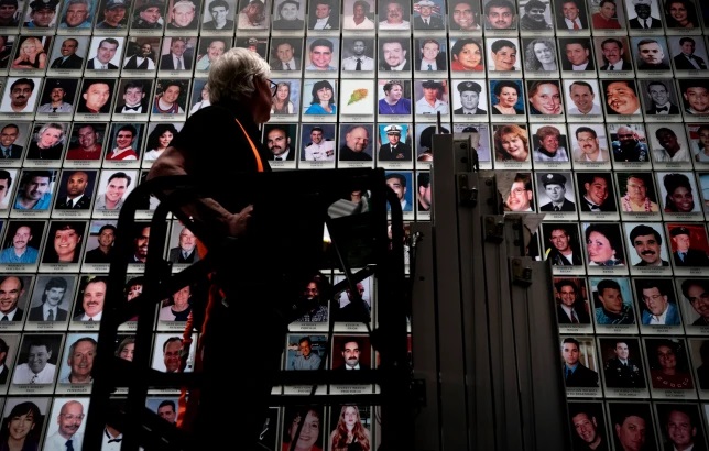 Bức chân dung cuối cùng của một nạn nhân vụ 11/9 được treo lên Bức tường Tưởng niệm tại Đài tưởng niệm và Bảo tàng 11/9 tại Ground Zero