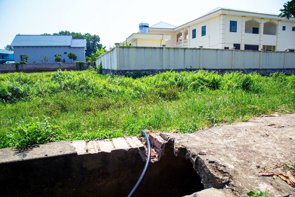 Cơ sở của Trường mầm non Minh Phú phải dẫn nước giếng từ nhà dân cách trường hơn 1km - ẢNH: NGỌC LINH