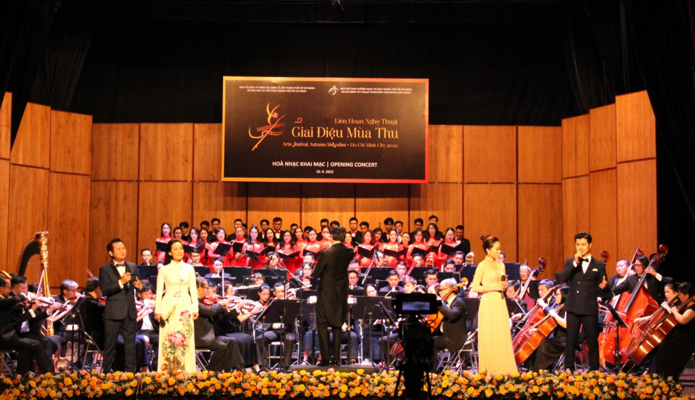 Các giọng ca Phạm Trang, Duyên Huyền, Khánh Ngọc, Đào Mác cùng dàn hợp xướng thể hiện ca khúc Tiếng hát từ thành phố mang tên Người.