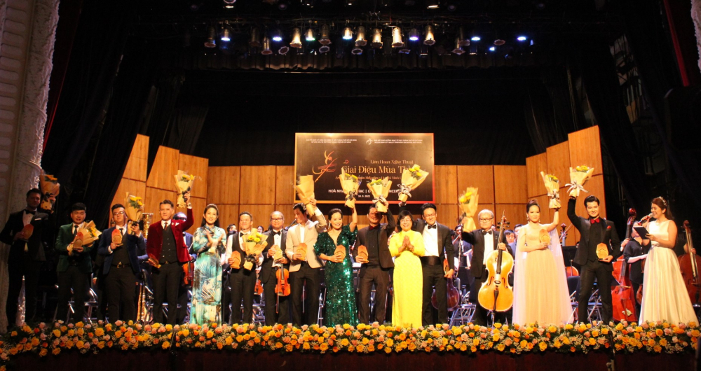 Tặng hoa cho các nghệ sĩ tham gia biểu diễn chương trình khai mạc Liên hoan nghệ thuật Giai điệu mùa thu