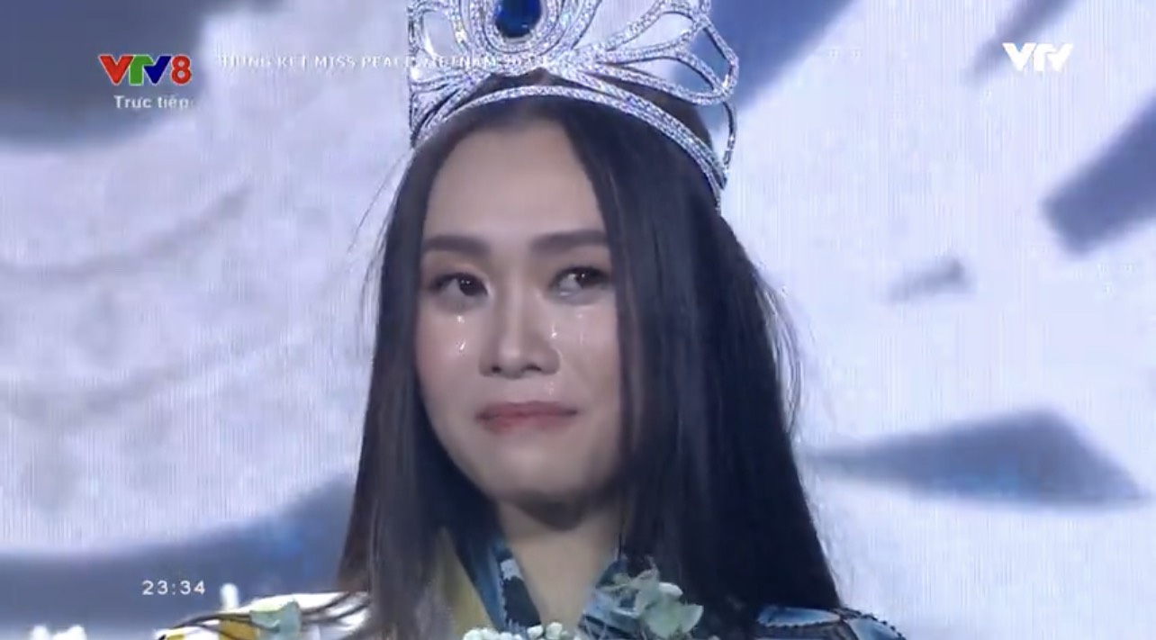 Trần Thị Ban Mai khóc sướt mướt khi đăng quang
