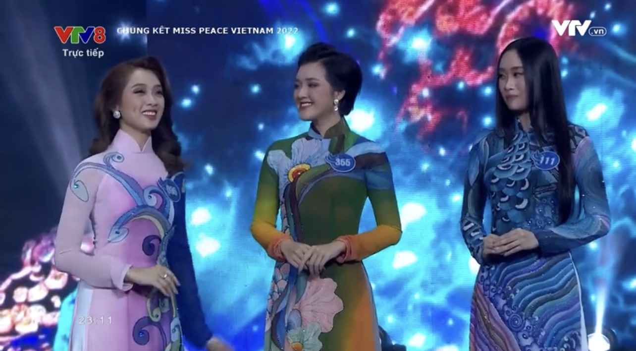 Top 3 chung cuộc (từ trái sang): Nguyễn Ngọc Khánh Tiên, Quảng Trần Gia Hân và Trần Thị Ban Mai