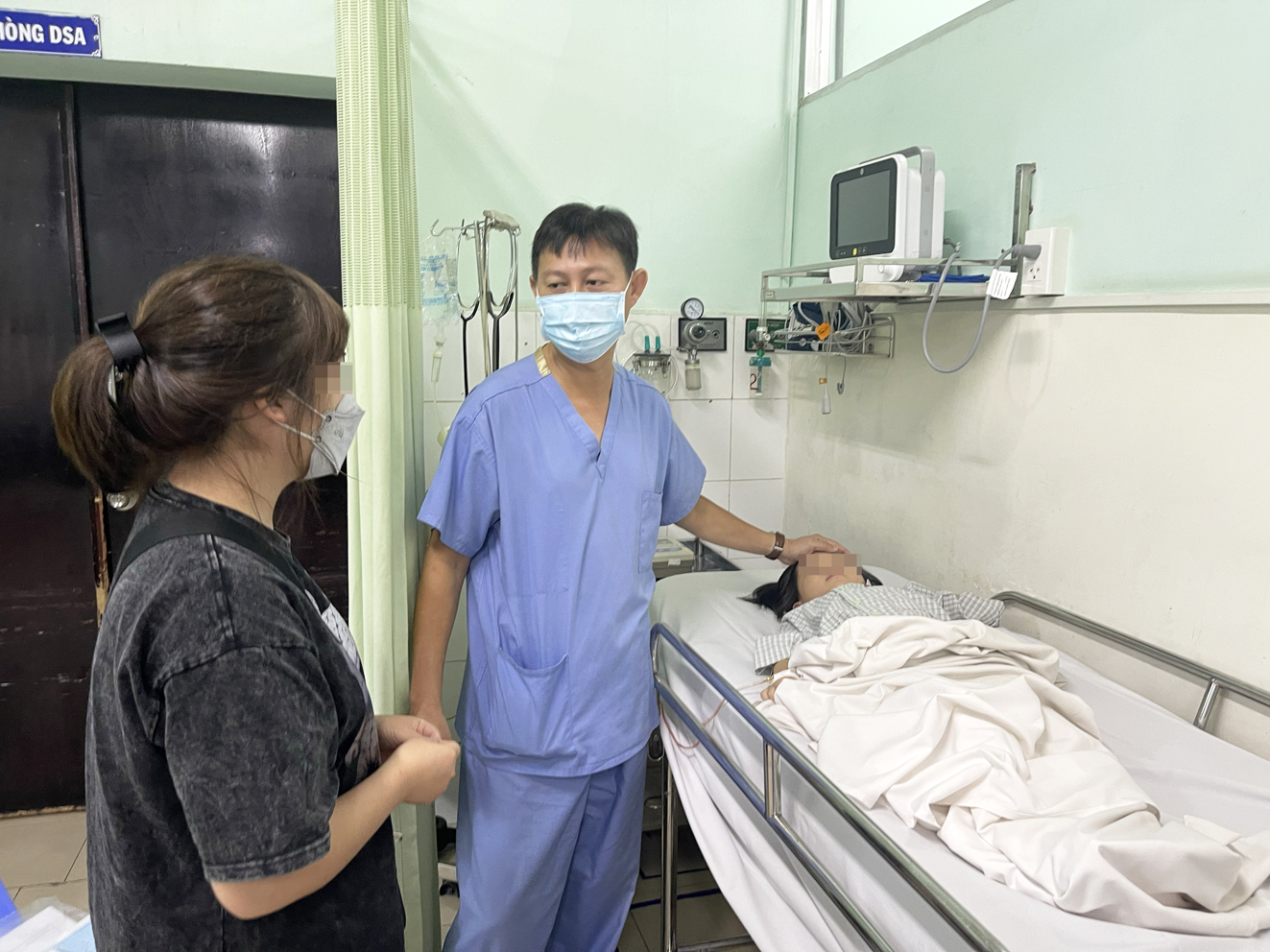 Bác sĩ Nguyễn Đình Luân đang giải thích với mẹ của bé H. về bệnh lý của con trước khi can thiệp điều trị 