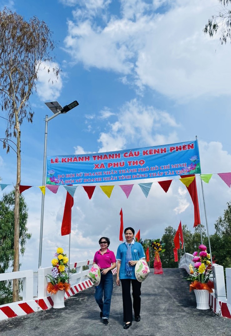 Từ hôm nay, việc đi lại của người dân xã Phú Thọ sẽ thuận tiện hơn nhờ chiếc cầu bê tông rộng rãi, chắc chắn