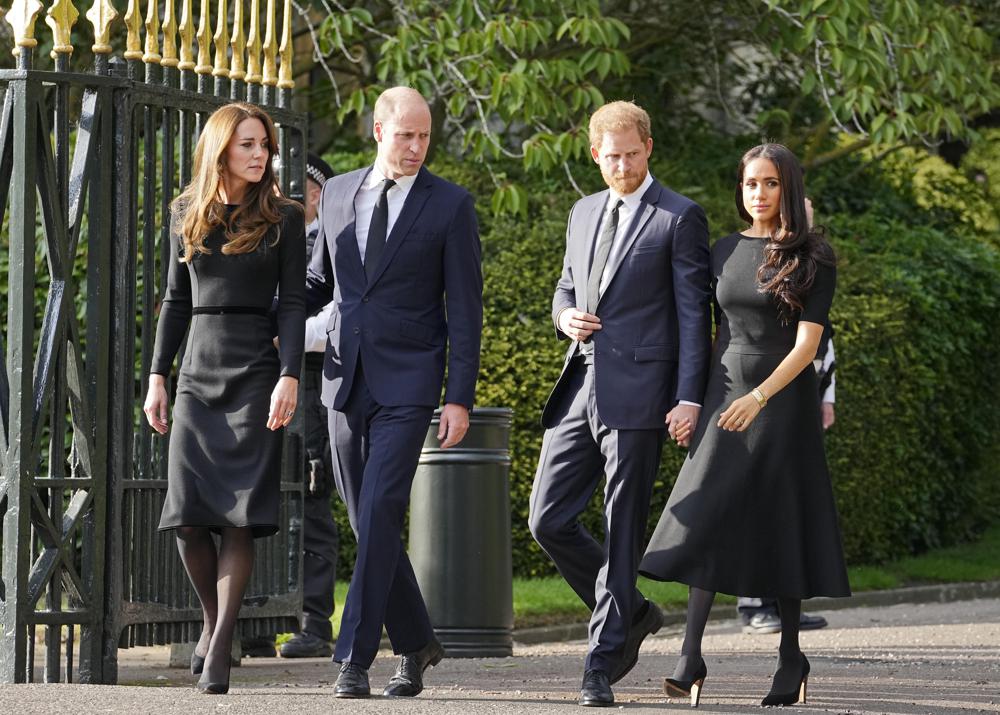 Hoàng tử William cùng công nương Kate và Hoàng tử Harry cùng vợ Meghan Markle xuất hiện bên ngoài lâu đài Windsor ngày 10-9.  Một nguồn tin hoàng gia mô tả đây là dịp thể hiện sự đoàn kết của gia đình vào thời khắc khó khăn này, sau khi Nữ hoàng Elizabeth II tạ thế. 