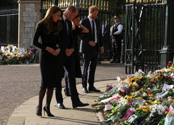 Hai cặp đôi không tương tác nhiều trong suốt 40 phút đi bộ. Họ dừng lại để đọc những lời nhắn chia buồn đặt giữa những bó hoa tiếc thương Nữ hoàng, bắt tay và trò chuyện với hàng ngàn người Anh có mặt bên ngoài lâu đài Windsor.