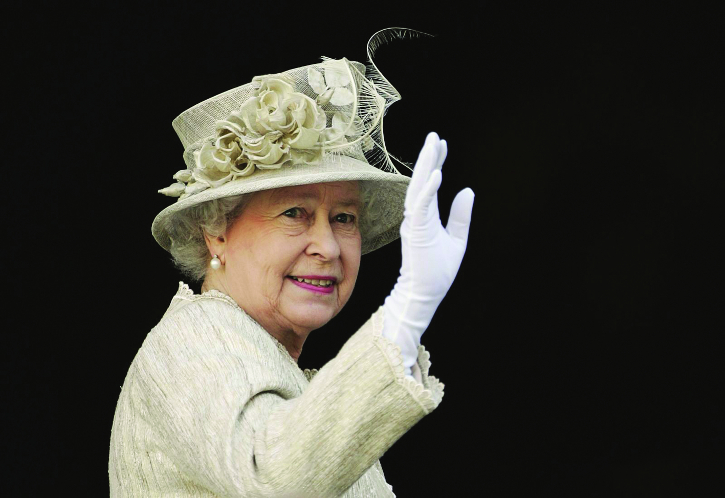 Nữ hoàng Elizabeth II luôn là một biểu tượng cho sự kiên cường, ổn định của quốc gia  và là một người mẹ nước Anh - ẢNH: CNN