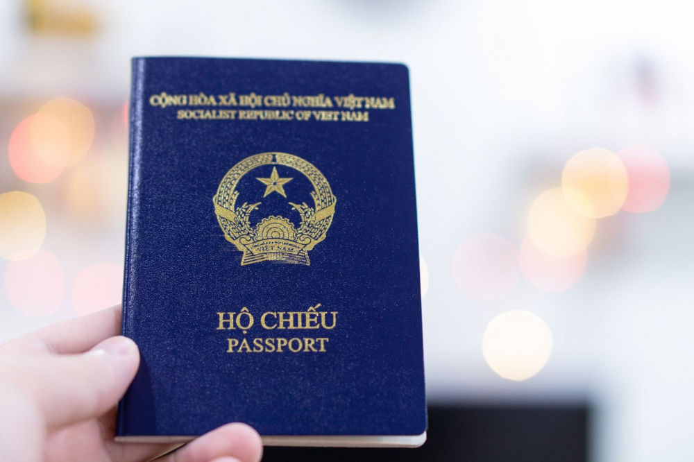 Hộ chiếu mẫu mới bìa xanh tím than của Việt Nam cấp ngày 1/7/2022. (Ảnh minh họa)