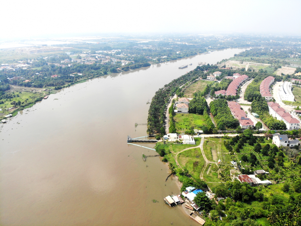 Những năm gần đây, nước sông Sài Gòn liên tục bị nhiễm mặn, chất lượng nước suy giảm (trong ảnh: Đoạn sông Sài Gòn qua huyện Củ Chi, tiếp giáp với tỉnh Bình Dương)
