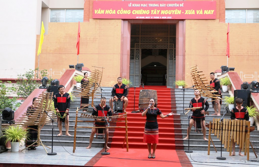 Tiết mục biểu diễn Cồng chiêng của Đoàn ca múa dân tộc tỉnh Đắk Lắk