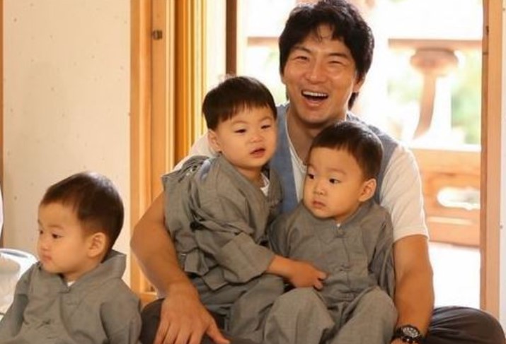 Nam diễn viên Song Il-kook và anh em sinh ba - từ trái sang, Song Min-kook, Man-se và Dae-han / Ảnh tập tin Korea Times