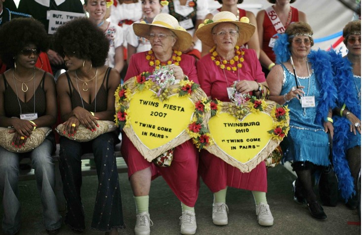 Hai chị em sinh đôi giống hệt nhau Verna, thứ ba từ trái sang và Viola Mueller, thứ tư từ trái, đến từ Lancaster, Pennsylvania, sinh vào Ngày lễ tình nhân năm 1933, tham gia một cuộc thi trang phục theo chủ đề trong Lễ hội Twins Days hàng năm ở Twinsburg, Ohio, Ngày 4 tháng 8 năm 2007. Reuters-Yonhap