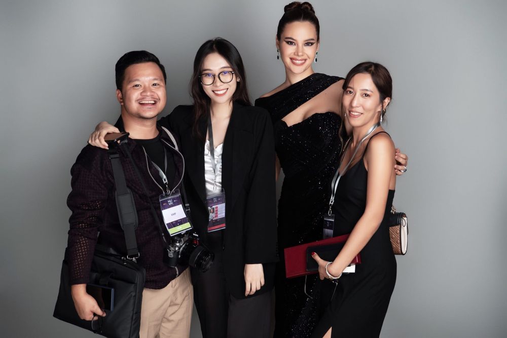 Ban Mai (thứ hai từ trái sang) làm thông dịch viên cho hoa hậu Catriona Gray trong chuyến công tác tại Việt Nam hồi tháng 6 vừa qua