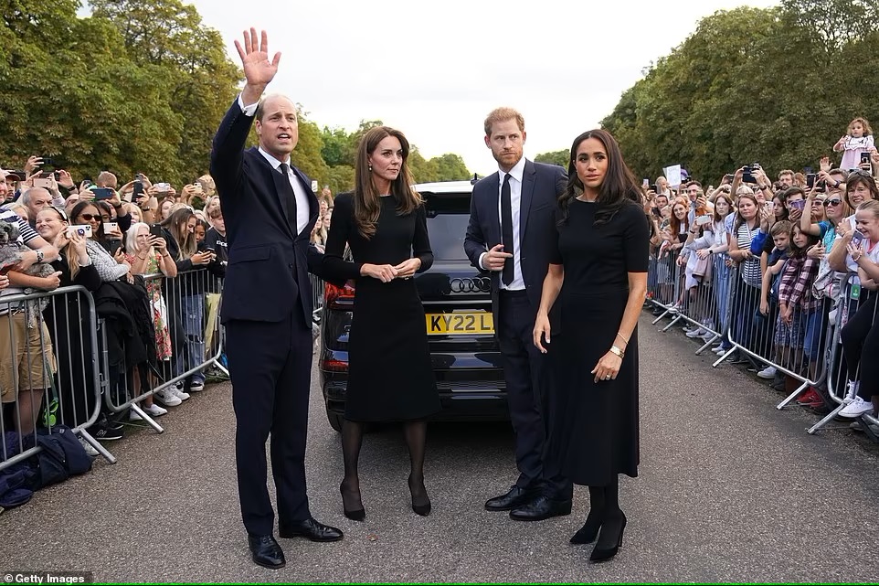 Hoàng tử và Vương phi xứ Wales cùng Công tước và Nữ công tước xứ Sussex xuất hiện tại buổi dâng hoa tại Lâu bên ngoài Windsor hôm 10/9