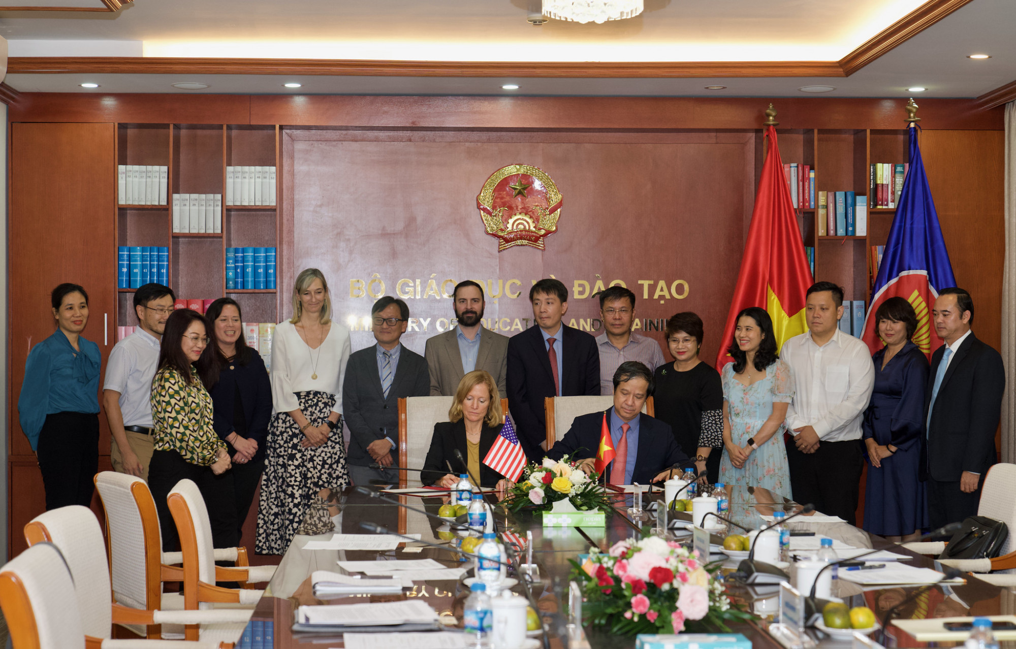 Bộ trưởng Bộ GD&ĐT Nguyễn Kim Sơn và Giám đốc Quốc Gia USAID tại Việt Nam Aler Grubbs ký bản ghi nhớ về hợp tác nâng cao chất lượng đại học của Việt Nam