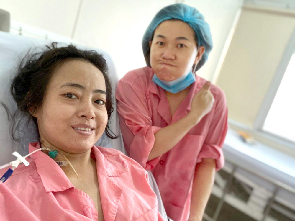 Chị Nhâm  (bên trái) sau ca phẫu thuật  ghép thận  hồi tháng 6/2020