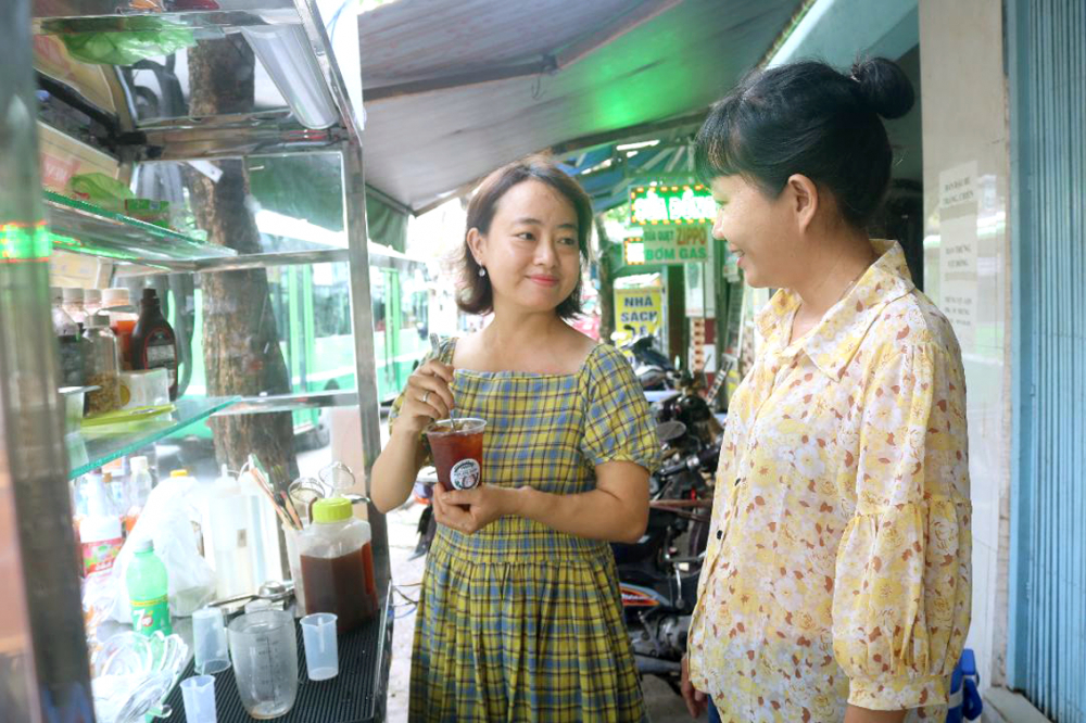 Tại tiệm bánh của mình, chị Nhâm (trái)  trao đổi với chị  Nguyễn Thị Thu Hà - Chủ tịch Hội LHPN P.Thới An
