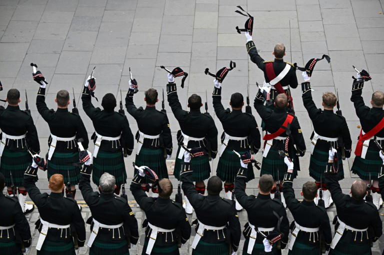 Các thành viên của Trung đoàn Hoàng gia Scotland bên ngoài Nhà thờ St Giles ở Edinburgh