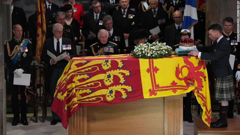 Từ trái sang, Hoàng tử Edward, Hoàng tử Andrew, Vua Charles III, Hoàng hậu Camilla, Công chúa Anne và Phó Đô đốc Sir Tim Laurence, lặng lẽ quan sát khi Công tước Hamilton đặt Vương miện Scotland lên quan tài trong lễ cầu nguyện tại Nhà thờ lớn St Giles, Edinburgh