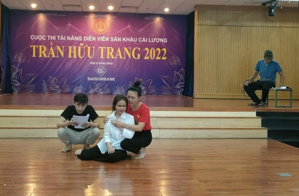 Các nghệ sĩ Nhà hát Cải lương Trần Hữu Trang đang trên sàn tập vở Câu hò đất mẹ.