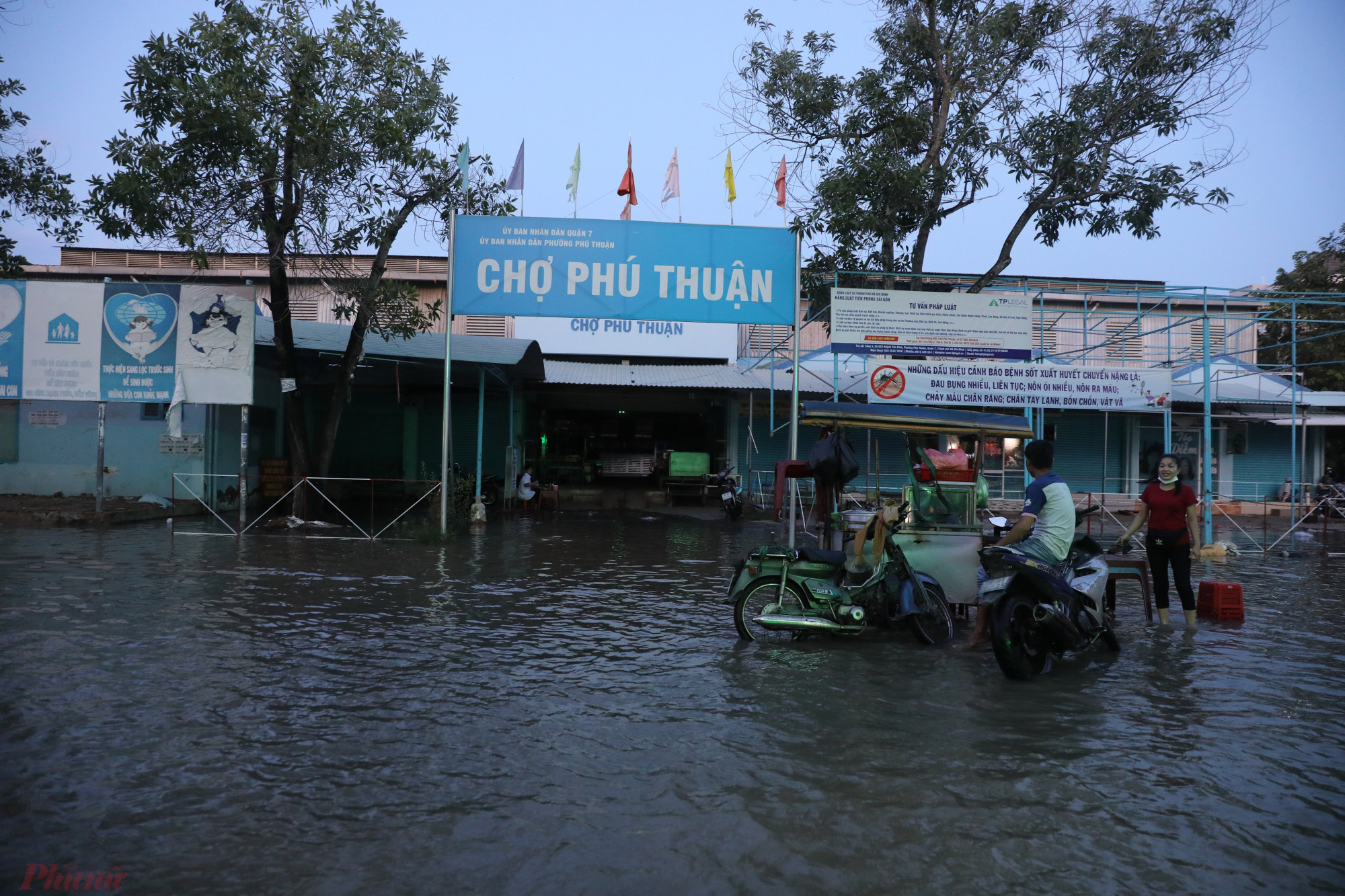 Tại khu vực chợ Phú Thuận, quận 7, nước ngập toàn bộ quanh khu vực chợ.