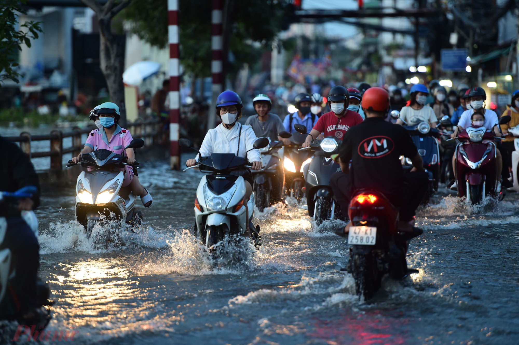 Chiều tối 13/9, triều cường khiến nhiều tuyến đường như Trần Xuân Soạn, Huỳnh Tấn Phát (quận 7), đường Đình An Tài (quận 8) nước lênh láng.