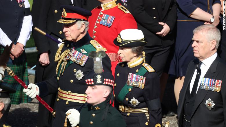 Vua Charles, Công chúa Anne và Hoàng tử Andrew đi sau xe tang chở quan tài của Nữ hoàng Elizabeth II, ở Edinburgh, Scotland.