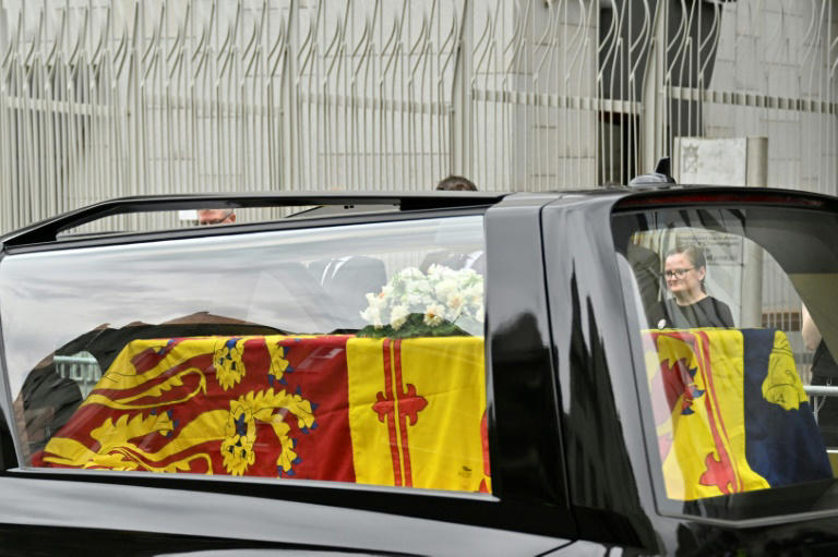 Xe tang chở quan tài của nữ hoàng được lái qua Edinburgh 