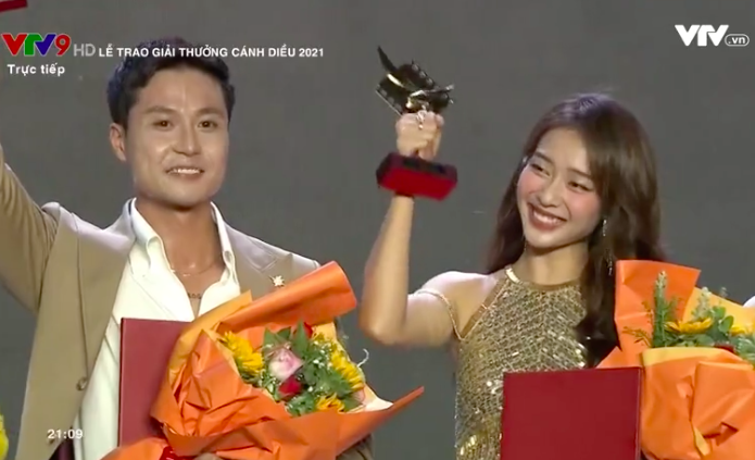 Nam diễn viên Thanh Sơn và Khả Ngân nhận giải cho phần thể hiện trong phim 11 tháng 5 ngày