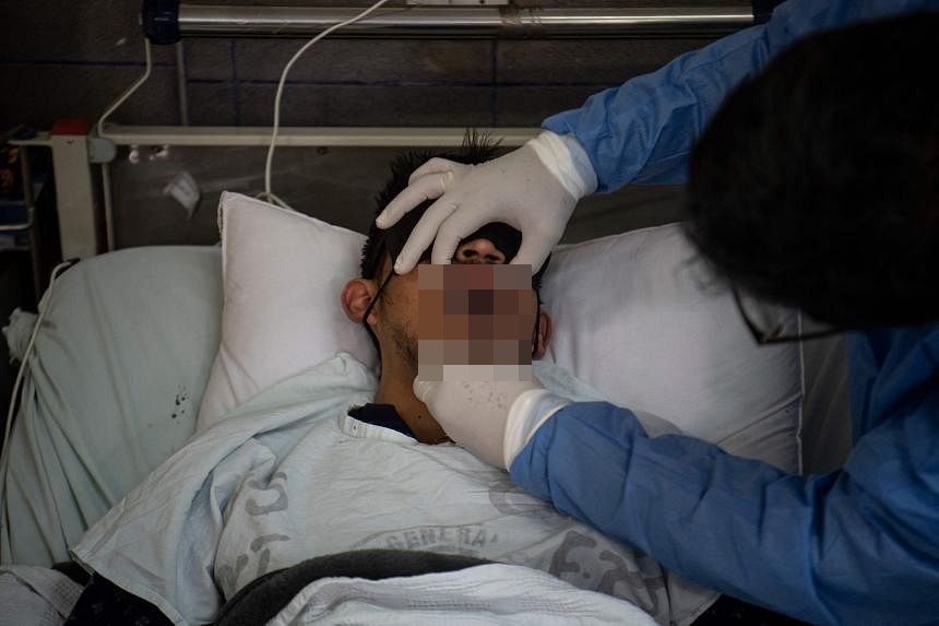 Bác sĩ kiểm tra các vết lở loét cho bệnh nhân mắc đậu mùa khỉ