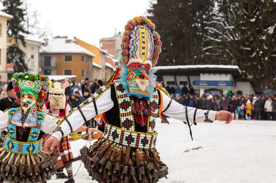 Lễ hội Kukeri, Bulgaria Còn được gọi là lễ hội của những con quái vật, Lễ hội Kukeri ở Bulgaria rất vui nhưng hơi đáng sợ. (Hầu hết) những người đàn ông ăn mặc trong những chiếc mặt nạ đáng sợ và buộc những chiếc chuông quanh eo để xua đuổi bất kỳ con quái vật thực sự nào. Ở một số vùng của đất nước, họ còn diễn những vở kịch hài hước về đám cưới, mùa màng và các nghi lễ thiên nhiên.