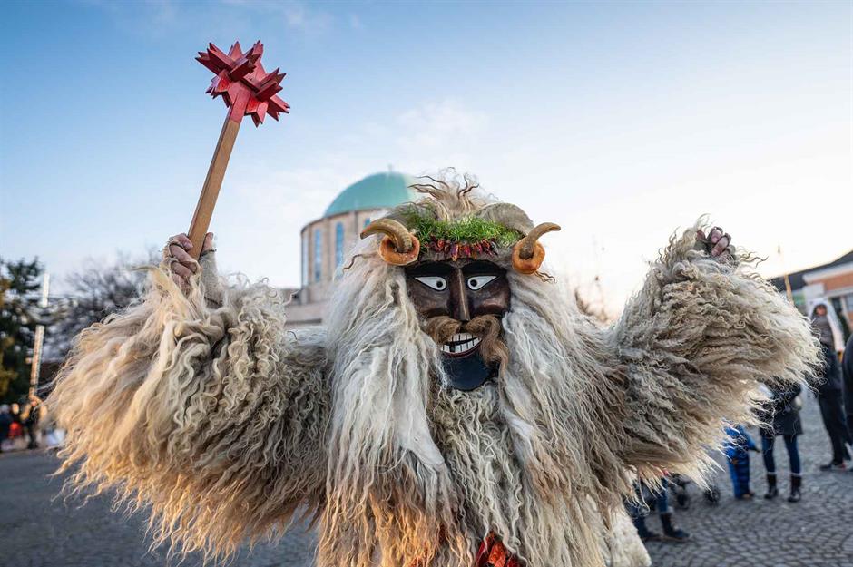  Được tổ chức từ tháng 2 đến tháng 3, Lễ hội Busójárás của Hungary là một cảnh tượng hơi đáng sợ. Bản chất của lễ hội là về sự biến đổi, xua đuổi mùa đông và mở ra mùa xuân. Mặc dù nó mang đậm tính truyền thống, nhưng nó trở nên phổ biến đối với những người đóng vai Busó (nhân vật chính quái dị) để ăn mặc hài hước và nổi bật nhất có thể.