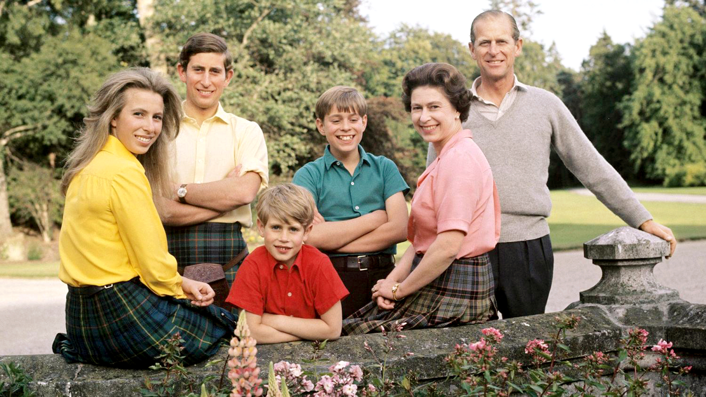 Nữ hoàng Elizabeth II cùng chồng Philip - công tước xứ Edinburgh (bìa phải) và các con Anne, Charles, Edward, Andrew tại lâu đài Balmoral năm 1972 - ẢNH: GETTY IMAGES