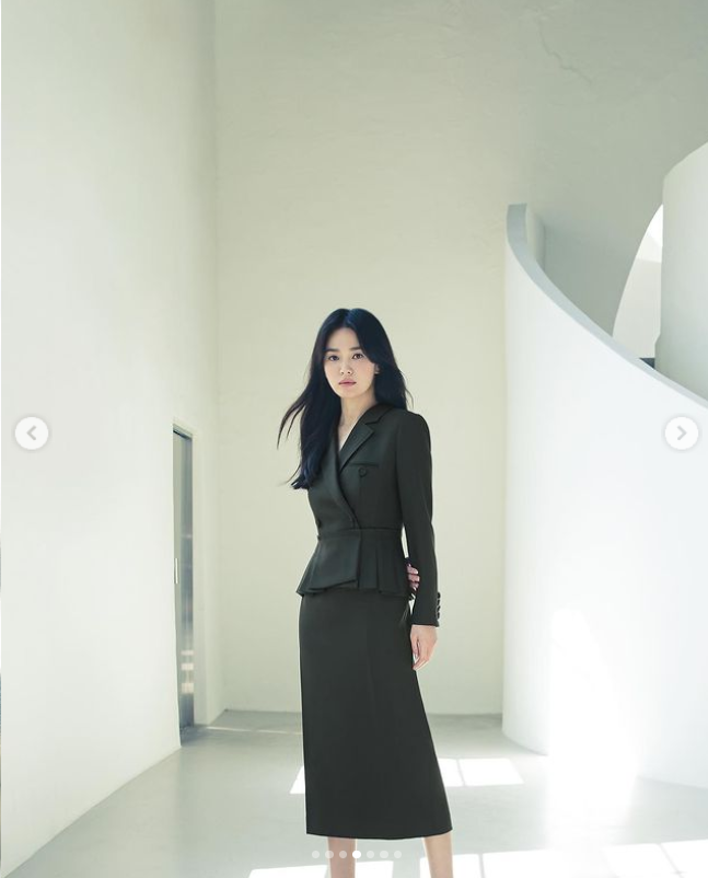 Song Hye Kyo diện trang phục đậm style chớm thu hở vòng một căng đầy