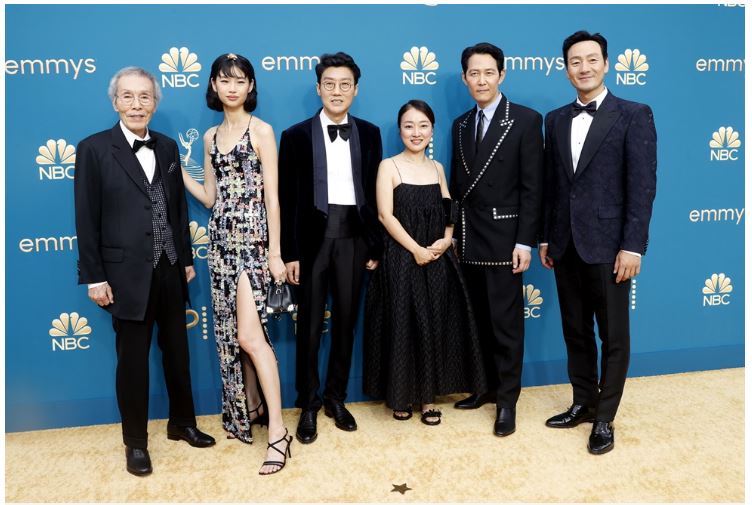 Dàn diễn viên Squid Game Park Hae-Soo, Lee Jung-Jae, Kim Ji-Yeon, Hwang Dong-Hyuk, Jung Ho-Yeon và Oh Young-Soo trên thảm đỏ lễ trao giải Emmy 2022.