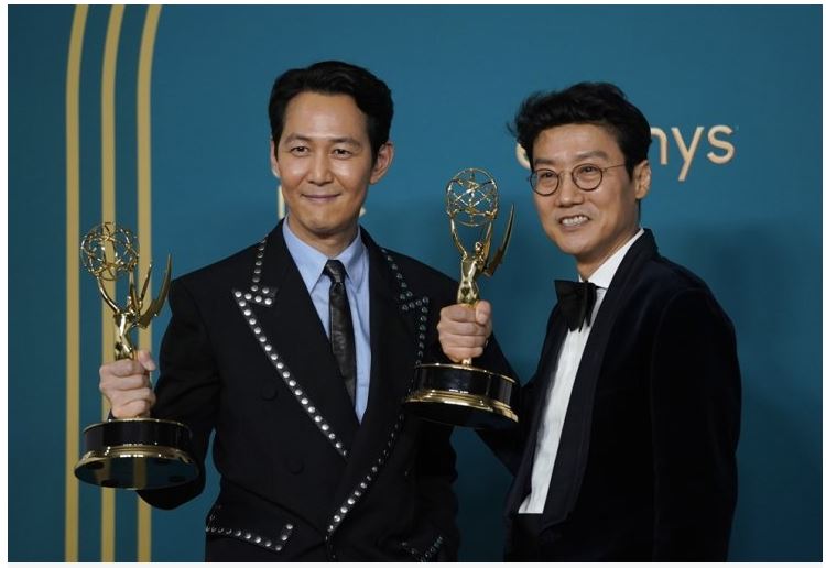 Diễn viên Park Hae Soo và đạo diễn Hwang Dong Hyuk thắng giải tại Emmy 2022.