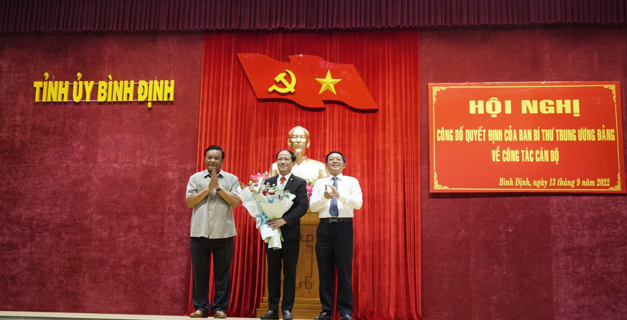 Lãnh đạo tỉnh Bình Định tặng hoa chúc mừng Phó Bí thư Tỉnh ủy Phạm Anh Tuấn